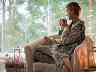 Gothaer Rundum-Schutz für Haus & Wohnung: Eine Frau sitzt auf einem Sessel und trinkt eine Tasse Tee.
