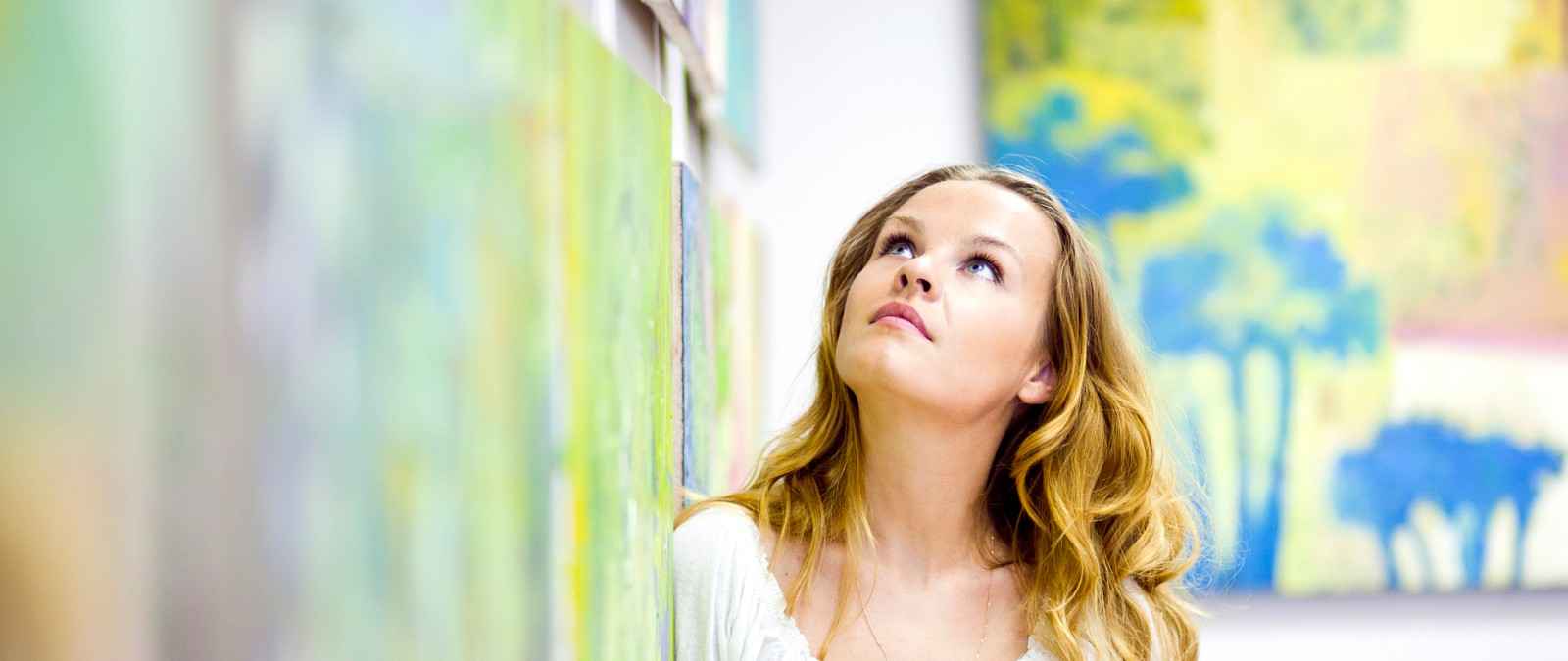 Gothaer Kunstversicherung: Frau im Museum betrachtet moderne Kunst.