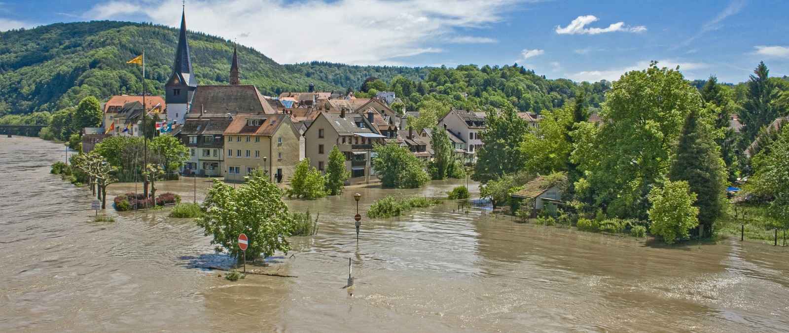 Gothaer Elementarversicherung - Ein Dorf steht unter Wasser