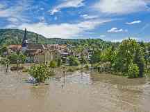 Gothaer Elementarversicherung - Ein Dorf steht unter Wasser