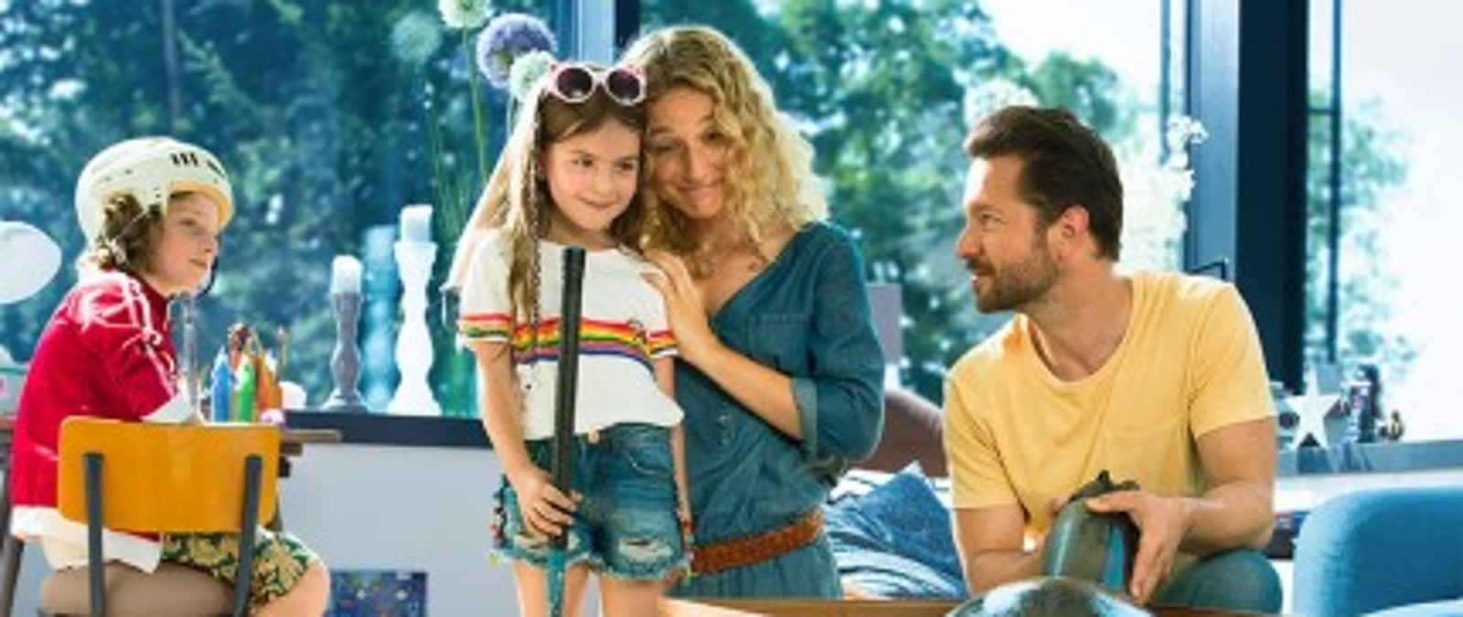 Gothaer Wohnungsversicherung: Familie im Wohnzimmer