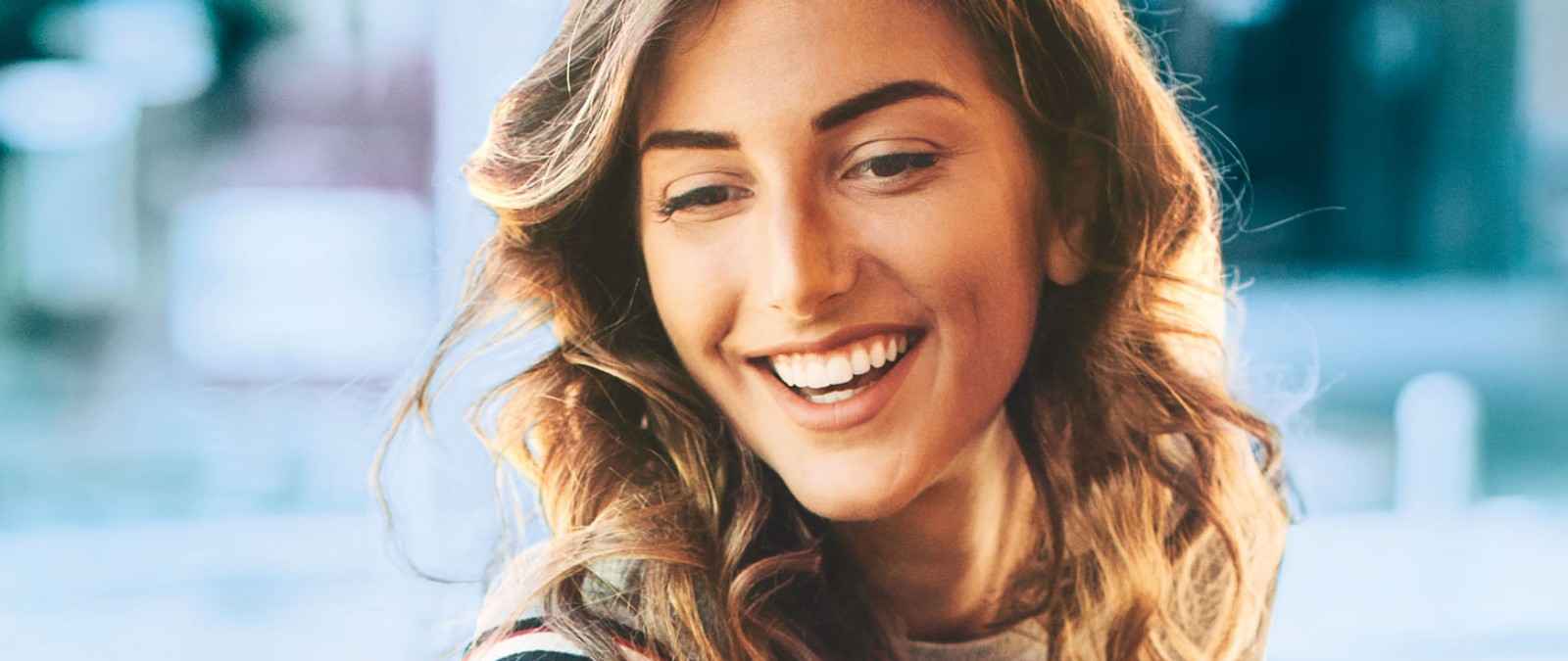 Gothaer Krankenvollversicherung MediVita: Junge Frau kauft Obst.