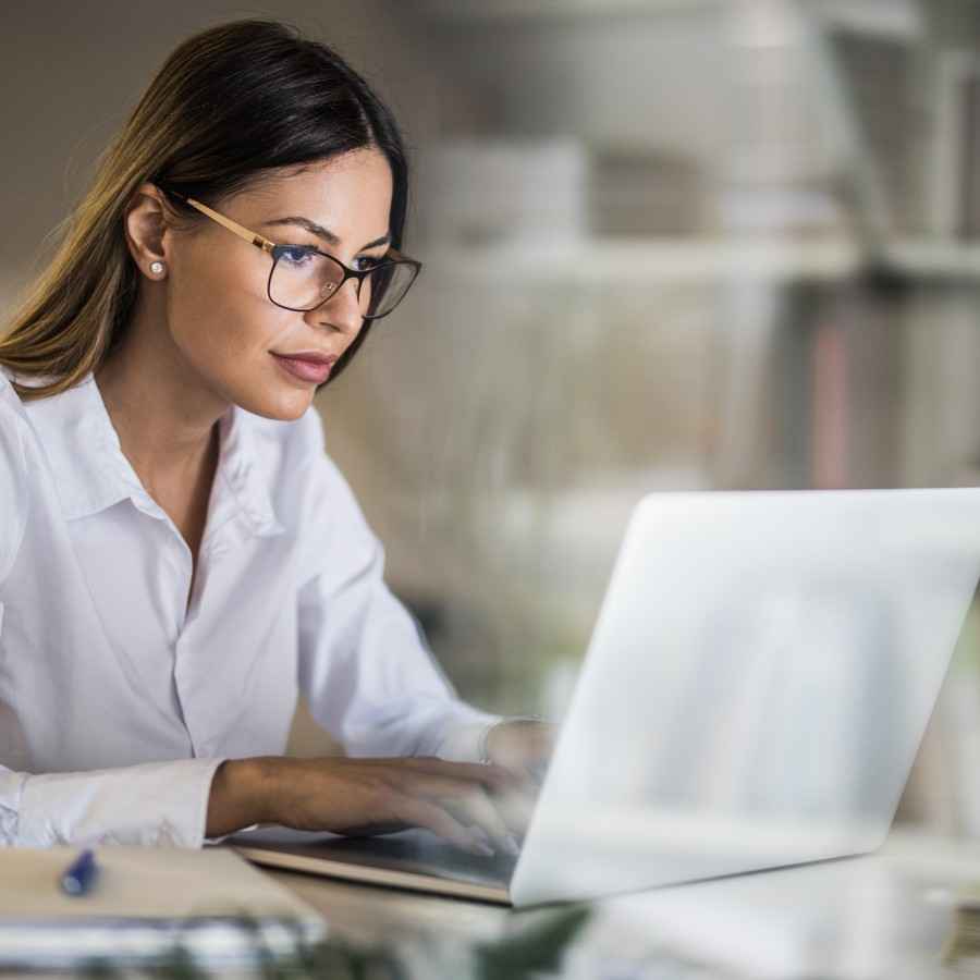 Frau am Laptop: Wir sind auch während der Corona-Krise für Sie da!