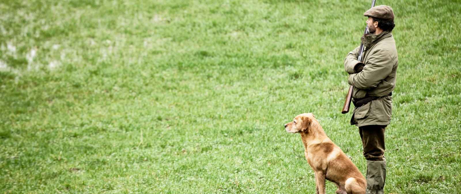 Dank der Gothaer Jagdversicherung genießt der Jäger mit seinem Hund sorglos die Jagd.