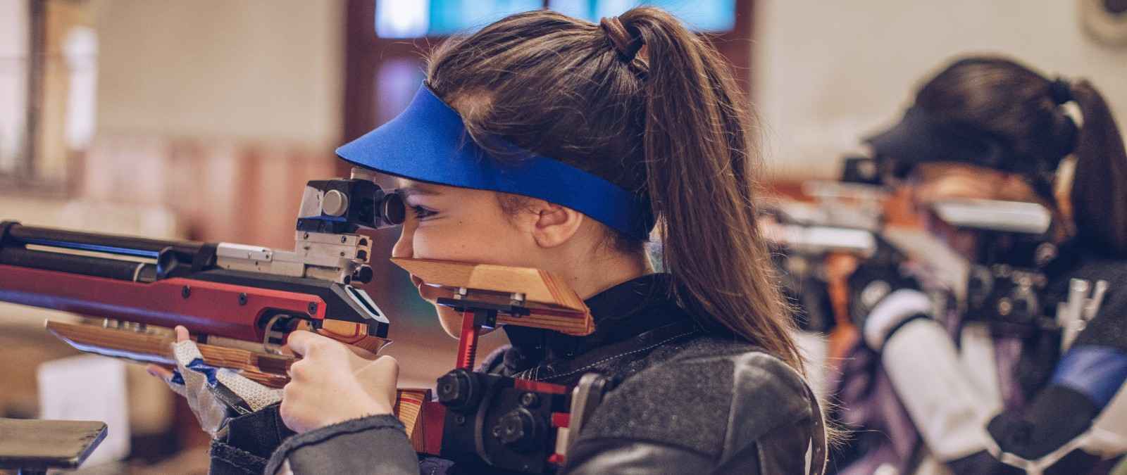 Gothaer Jagdwaffenversicherung und Sportwaffenversicherung: Sportwaffenschützin mit Gewehr. 