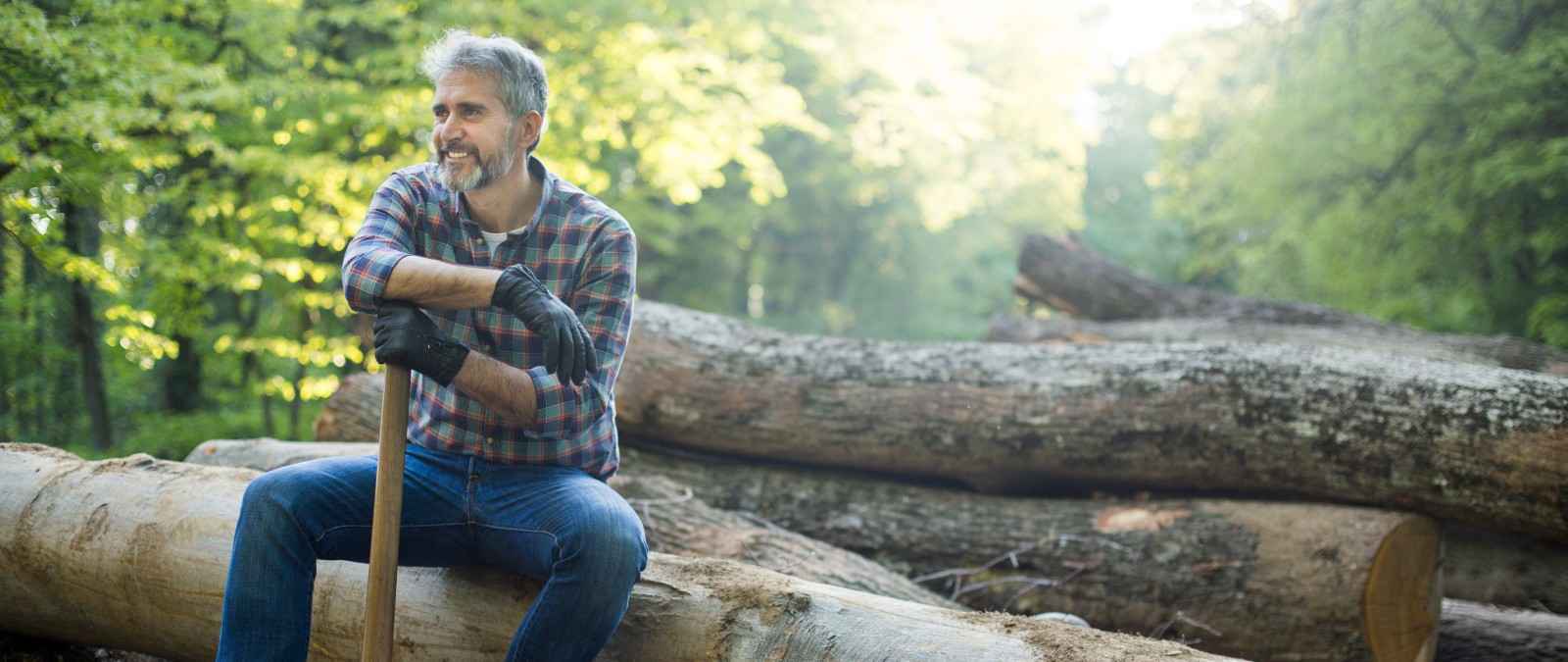 Gothaer Waldversicherung: Kind umarmt einen Baum.