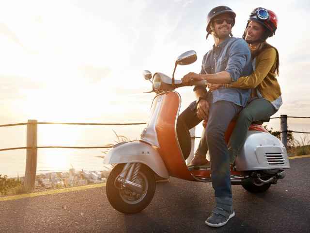 Gothaer Leichtkraftrad-Versicherung: Paar auf Leichtkraftrad freut sich über seine gute Versicherung.