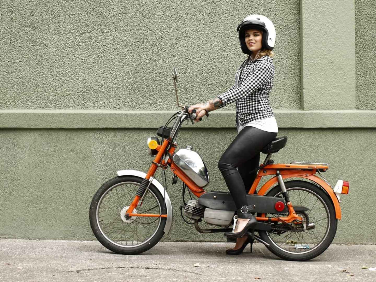 Gothaer Mofa-Versicherung: Junge Frau auf einem Mofa