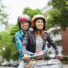 Gothaer Moped-Versicherung: Paar auf Moped ist froh, das KFZ gut versichert zu haben.