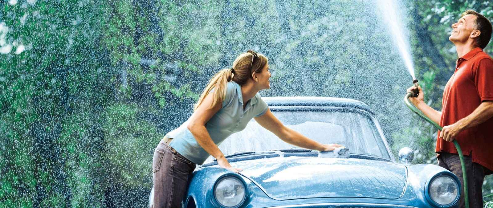 Oldtimer-Versicherung: Pärchen wäscht seinen Oldtimer