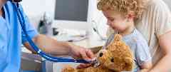 Gothaer MediClinic S Kids: Ein Kind ist mit seinem Teddybären beim Arzt