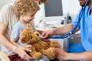 Gothaer MediClinic S Kids: Ein Kind ist mit seinem Teddybären beim Arzt