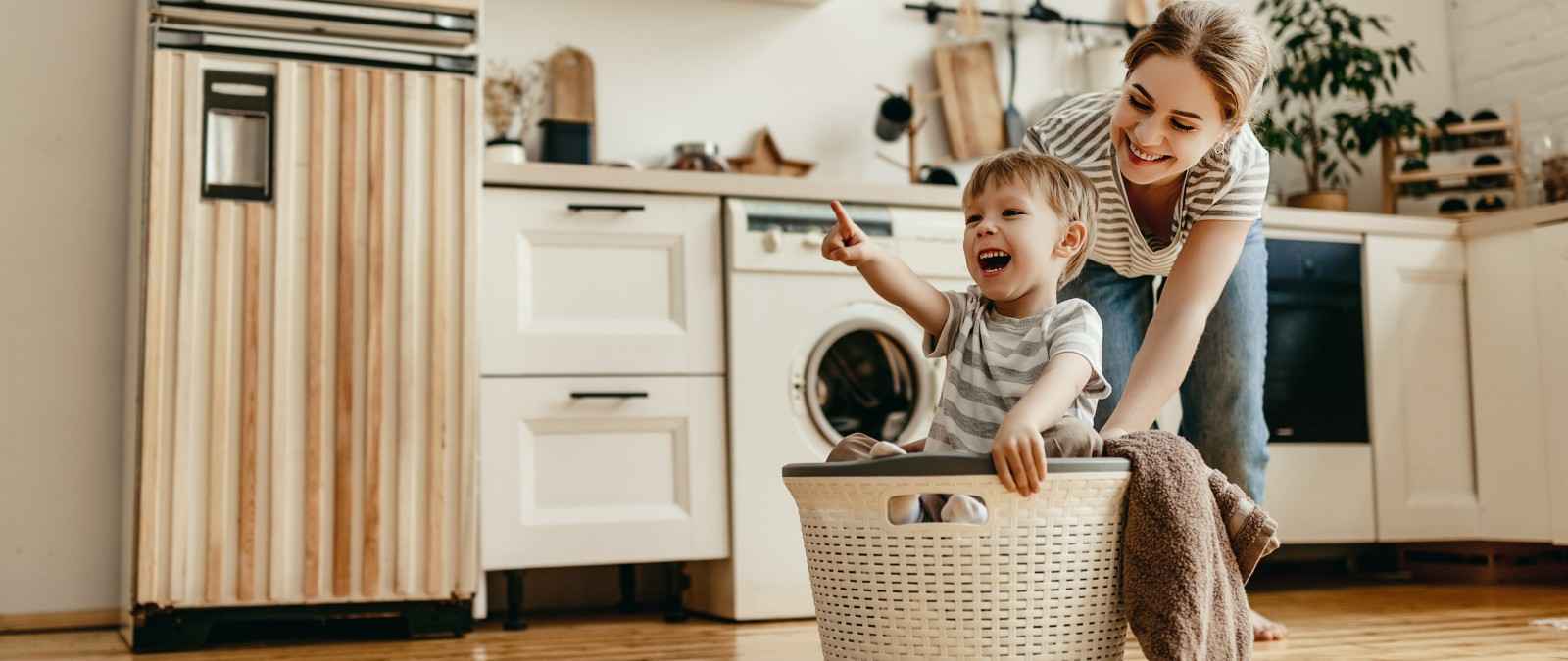 Gothaer Garantie Rente Index Kids: Ein Mutter spielt mit ihrem Kind
