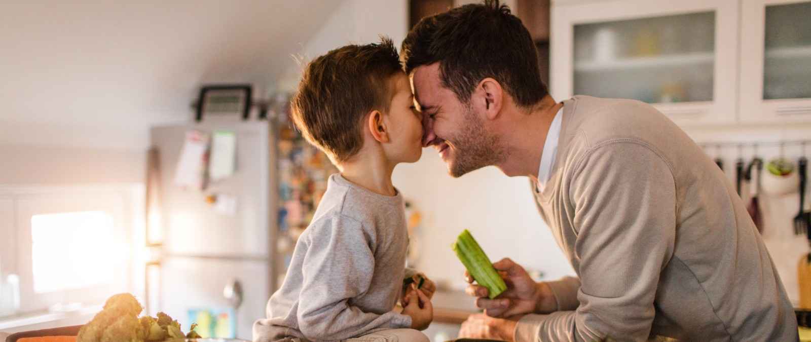 Gothaer Ambulante Zusatzversicherung: Vater und Sohn essen in der Küche.