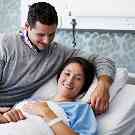 Gothaer Krankenhaustagegeld: Mann ist froh über die guten Leistungen seiner Zusatzversicherung, während er am Krankenbett seiner Frau wacht.