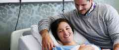 Gothaer Krankenhaustagegeld: Mann ist froh über die guten Leistungen seiner Zusatzversicherung, während er am Krankenbett seiner Frau wacht.