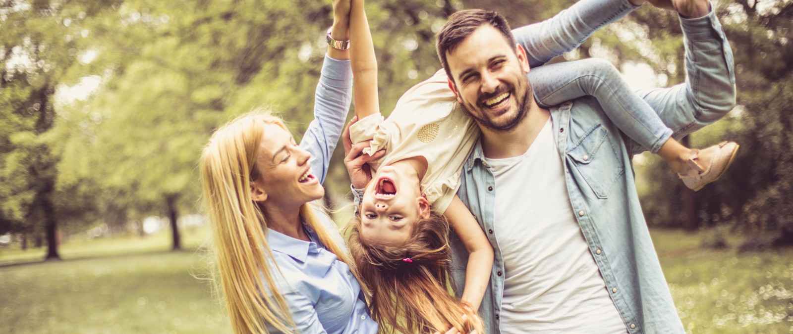 Gothaer Risikolebensversicherung: Ein junges Paar fährt auf einem Schlitten den Hang herunter.