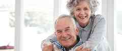 Gothaer Sterbegeld: Paar genießt sorglos das Alter dank privater Versicherung.