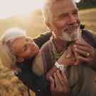 Gothaer Sterbegeldversicherung: Paar genießt sorglos das Alter dank privater Versicherung.