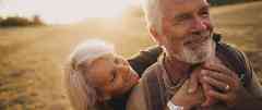 Gothaer Sterbegeldversicherung: Paar genießt sorglos das Alter dank privater Versicherung.