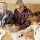 Gothaer Pflegezusatzversicherung: Älteres Paar berät sich mit einer Pflegerin über die Leistungen in der privaten Pflege.