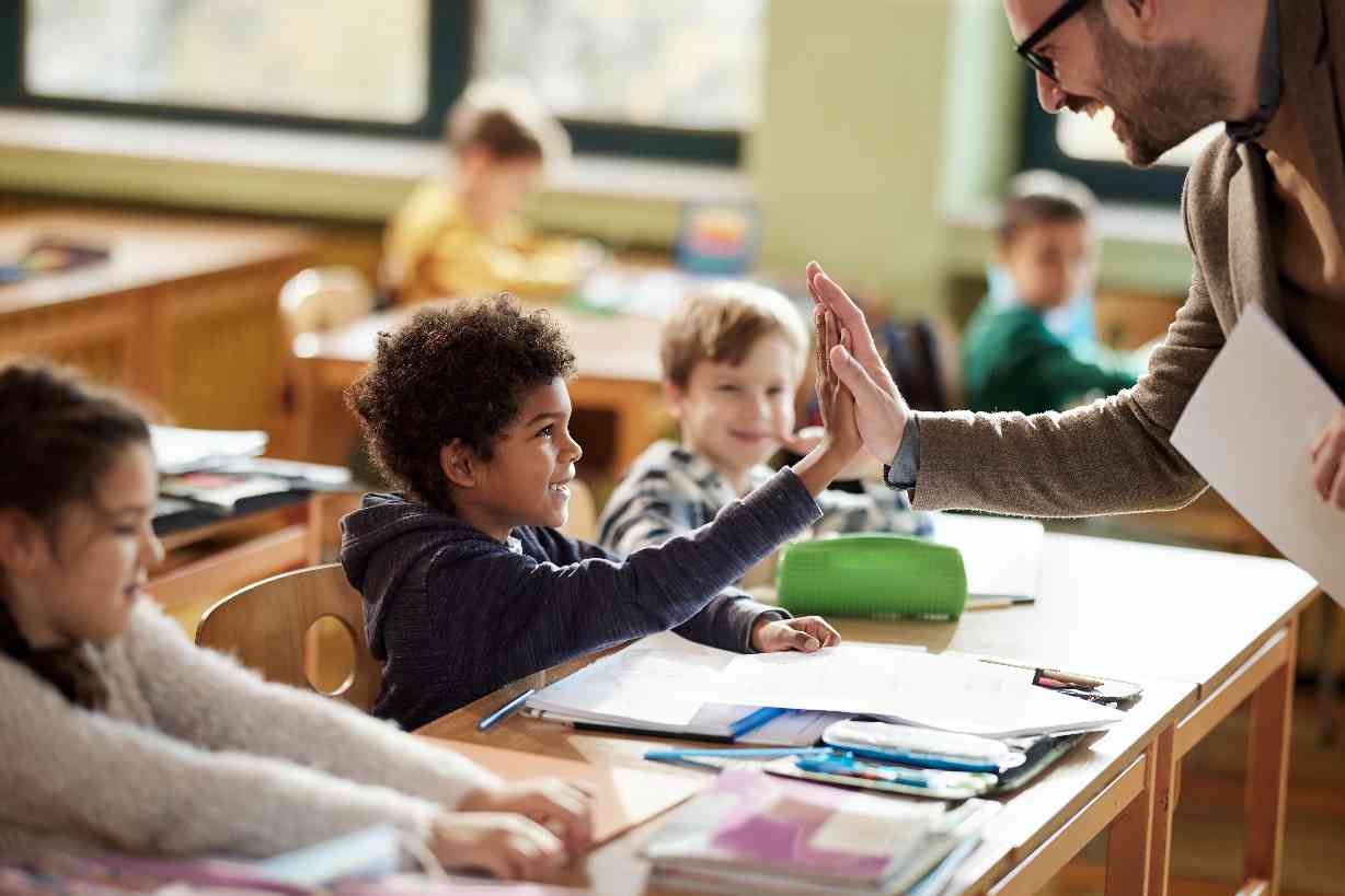 Anwartschaftsversicherung für Beamte: Lehrer unterrichtet seine Schüler. 