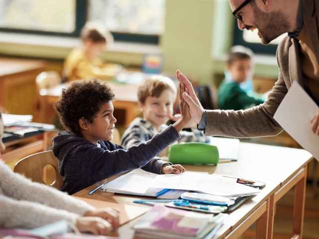 Anwartschaftsversicherung für Beamte: Lehrer unterrichtet seine Schüler. 