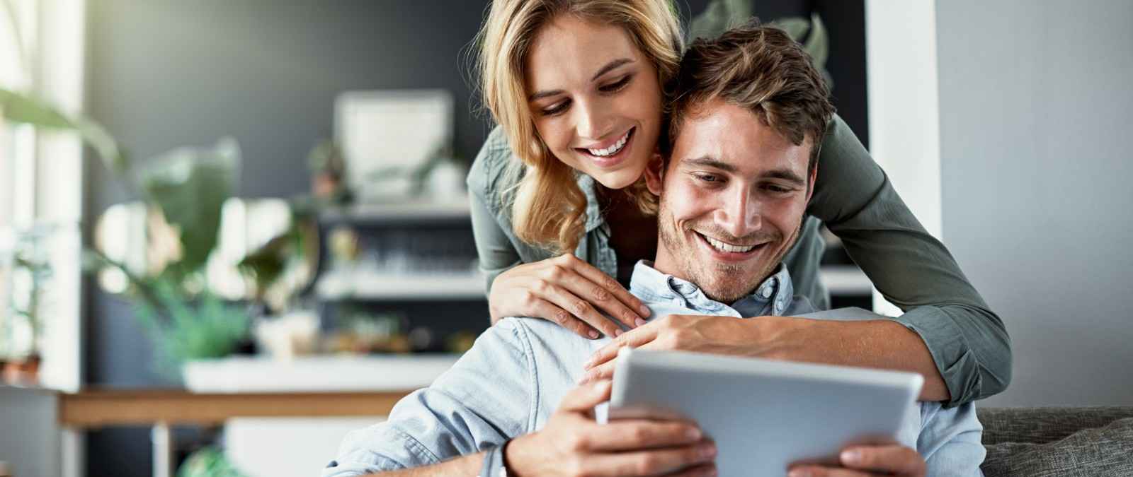 Anwartschaftsversicherung: Pärchen schließt zusammen den Vertrag ab. 