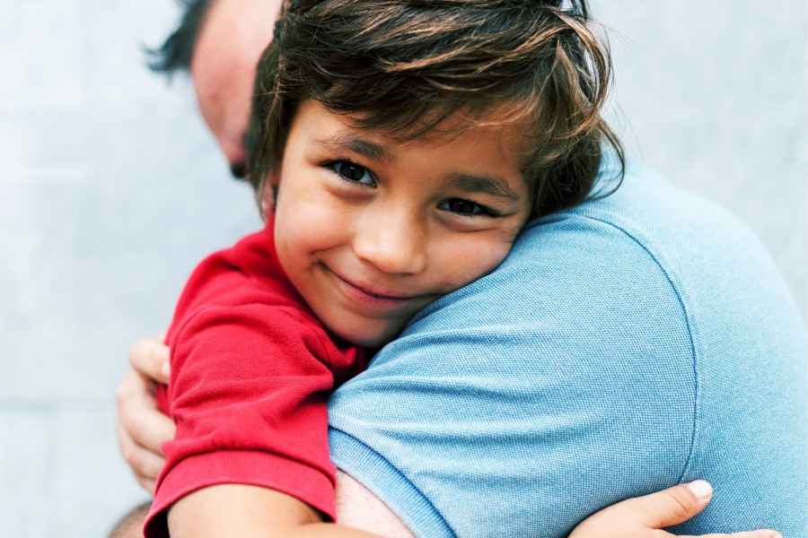 Vater mit Sohn in inniger Umarmung
