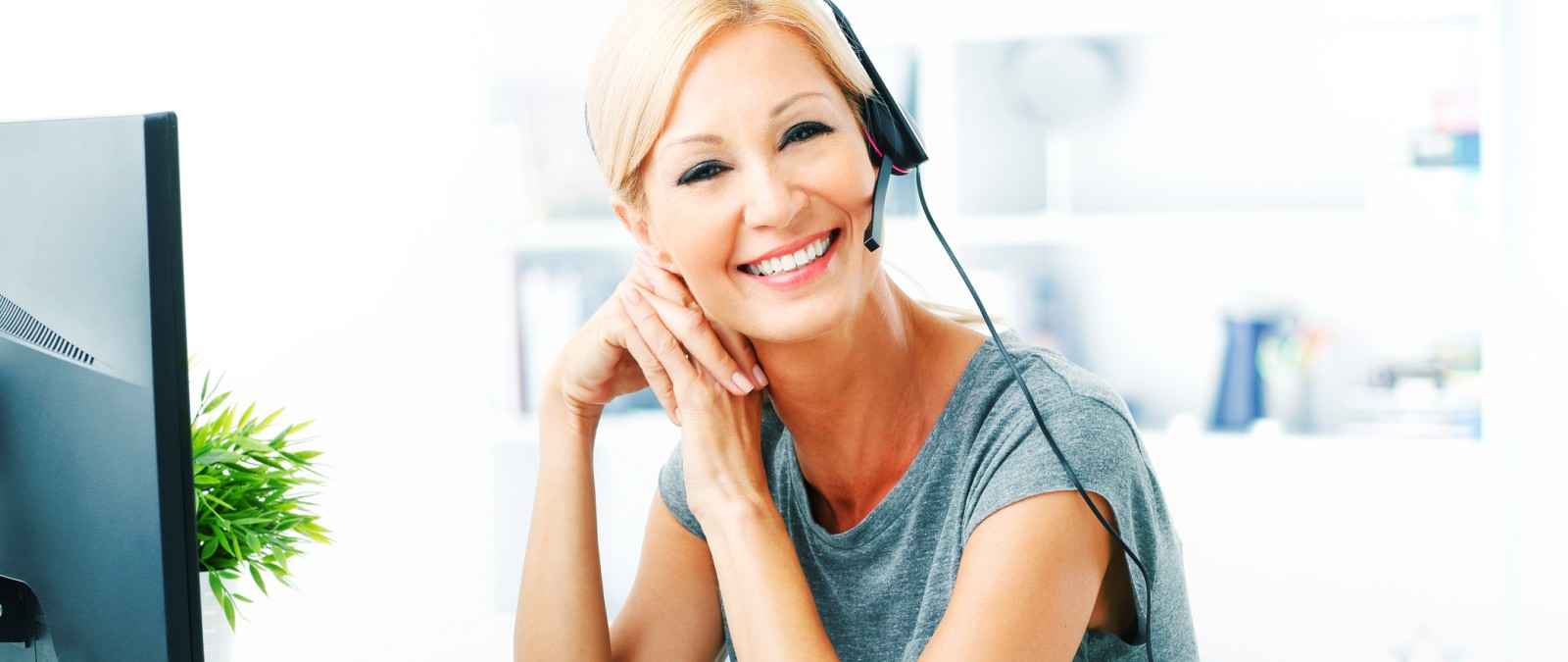 Gothaer Rechtsschutz: Frau mit Headset vor PC berät zum Thema Rechtsschutz.