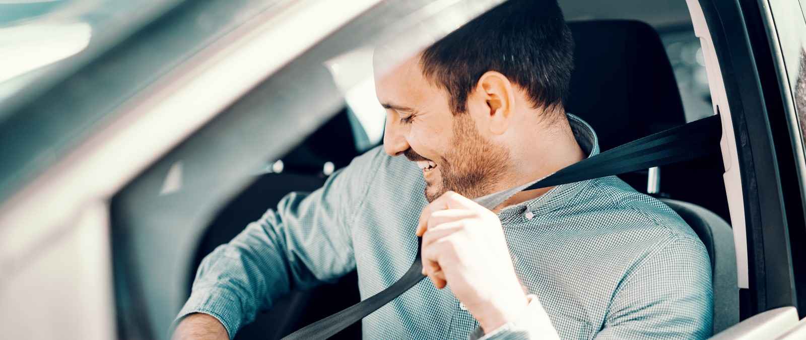 Gothaer Verkehrsrechtsschutz: Mann im Auto schnallt sich an.