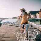 Indexgebundene Rentenversicherung: Frau fährt sorglos Fahrrad