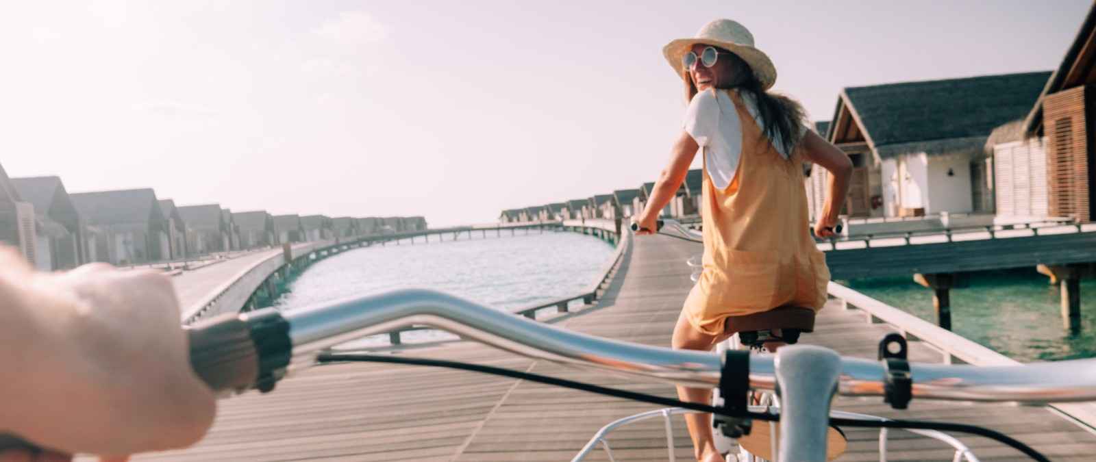 Indexgebundene Rentenversicherung: Frau fährt sorglos Fahrrad