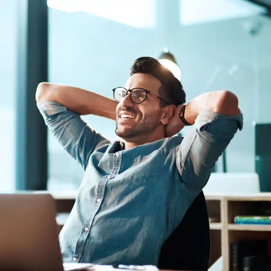 Rürup-Rente: Junger Mann im Büro freut sich über attraktive Steuervorteile bei seiner Rentenversicherung.