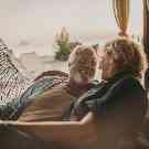 Sofortrente: Älteres Paar in der Hängematte genießt seine Rente dank einer guten Rentenversicherung.