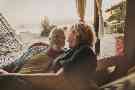 Sofortrente: Älteres Paar in der Hängematte genießt seine Rente dank einer guten Rentenversicherung.