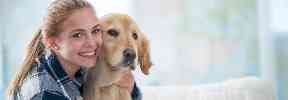 Gothaer Tierversicherung: Frau mit Hund