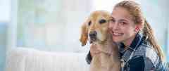 Gothaer Tierversicherung: Frau mit Hund