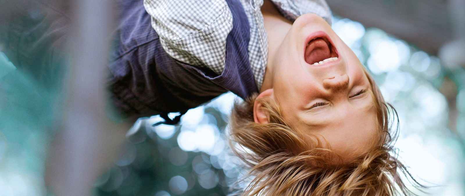 Gothaer Kinderunfallversicherung: Kind spielt im Baumhaus.