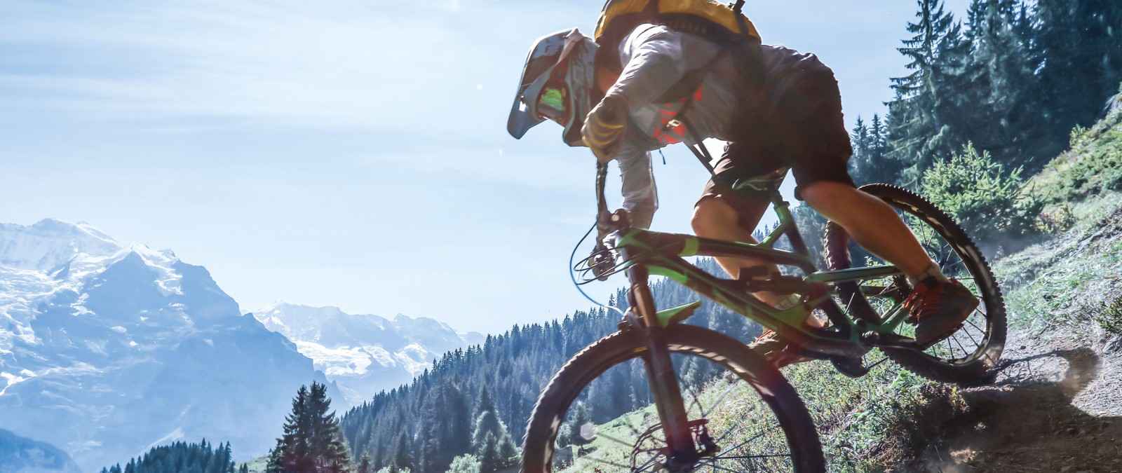 Die private Unfallversicherung der Gothaer: Mountainbiker in den Bergen.