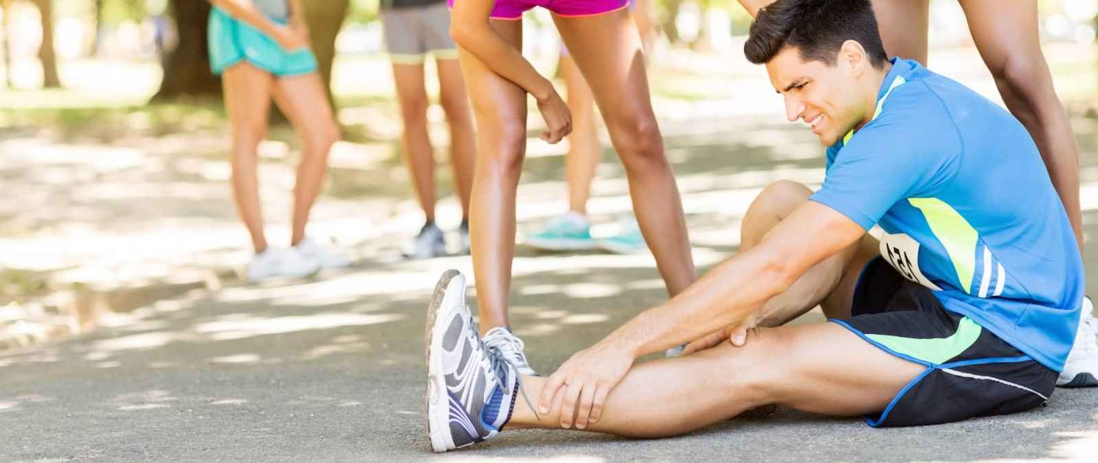 Gothaer Unfallrente. Mann verletzt sich bei einem Sportunfall.