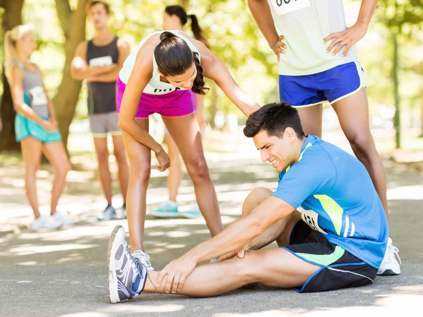 Unfallrente Plus: Ein Mann verletzt sich bei einem Sportunfall.