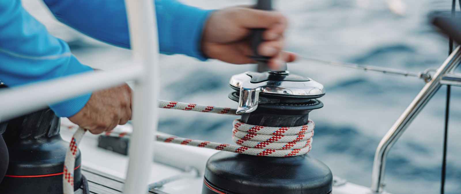 Gothaer Skipperhaftpflicht: Ein Skipper auf seinem Segelboot holt das Segel ein