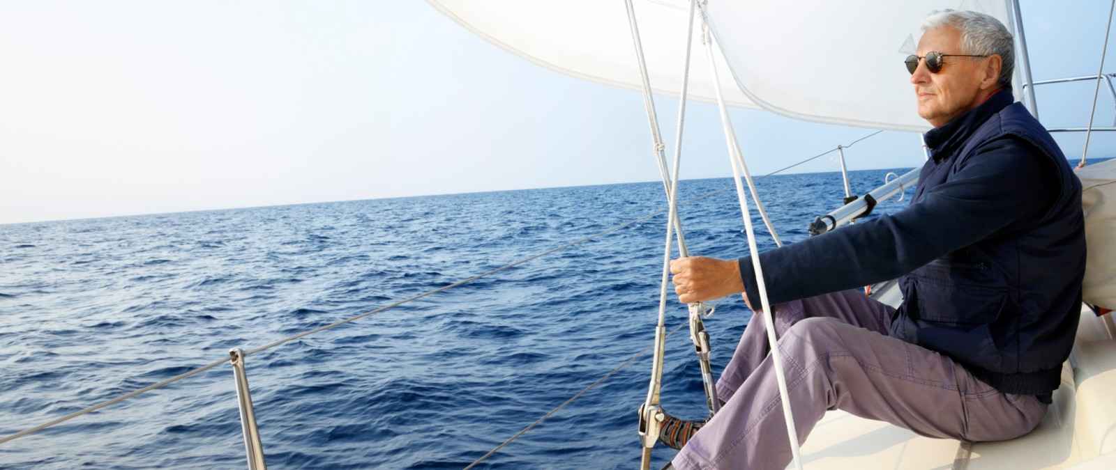 Skipper auf seinem Segelboot ist gut abgesichert mit der Gothaer Skipperversicherung.