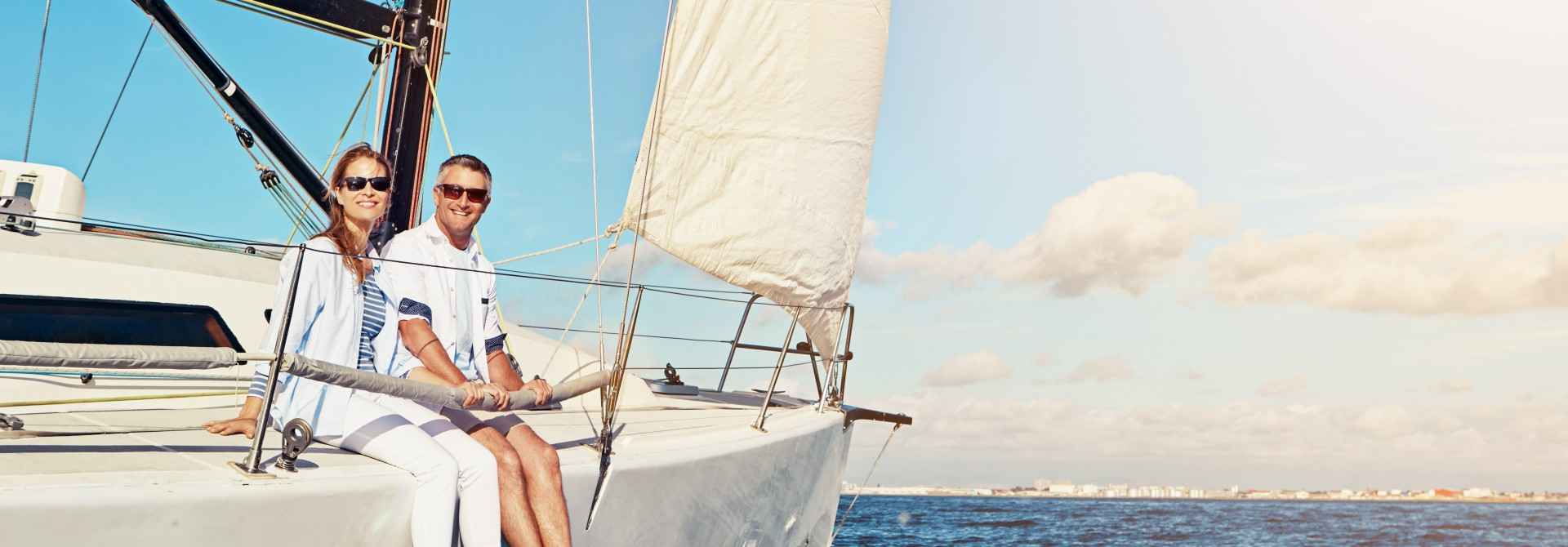 Gothaer Wassersportversicherung: Paar auf seiner Yacht liebt den Wassersport.