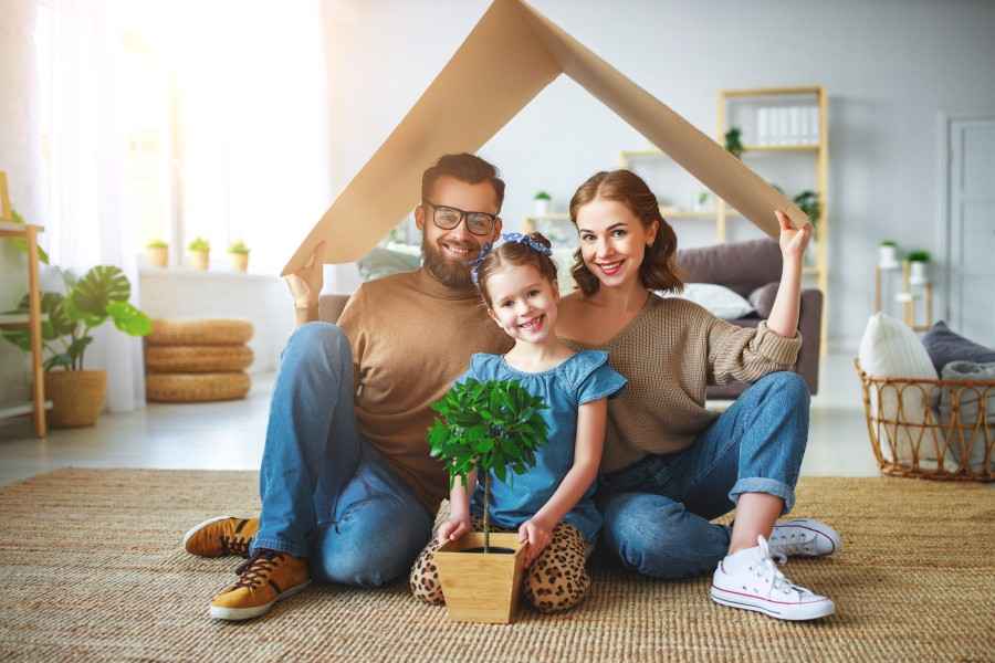 Familie freut sich auf ihr Haus