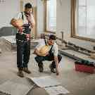 Gothaer Ratgeber Geothermie: Zwei Männer schauen sich Baupläne auf einer Baustelle an.