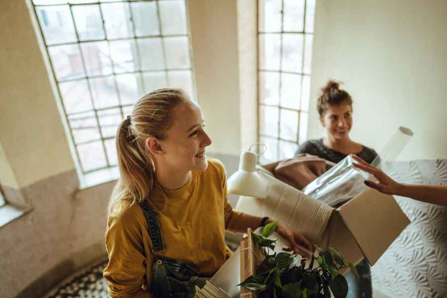 Junge Menschen ziehen von zu Hause aus.