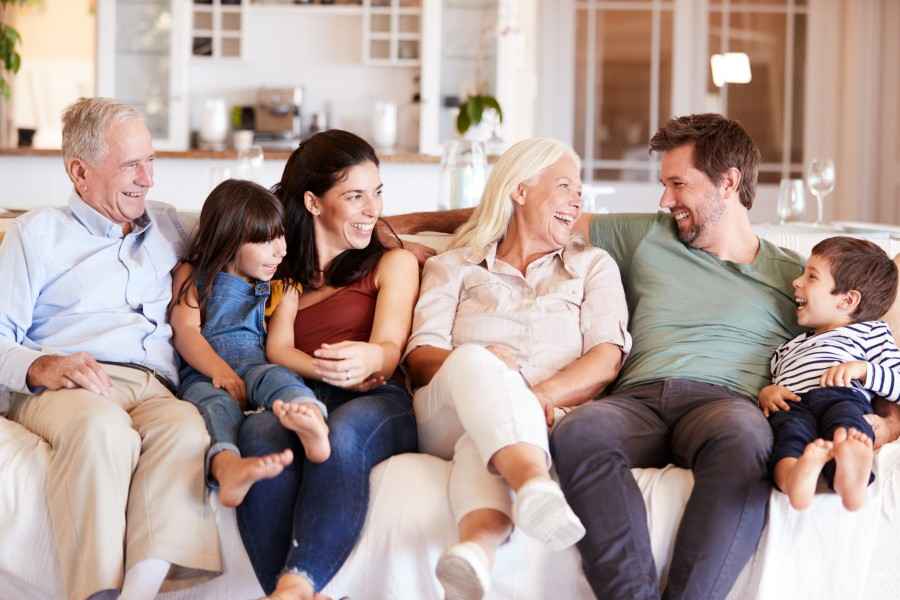 Familie mit mehreren Generationen sitzt auf dem Sofa.