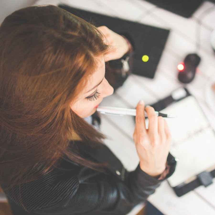 Eine junge Frau sitzt an ihrer Steuererklärung um die Frist einzuhalten.